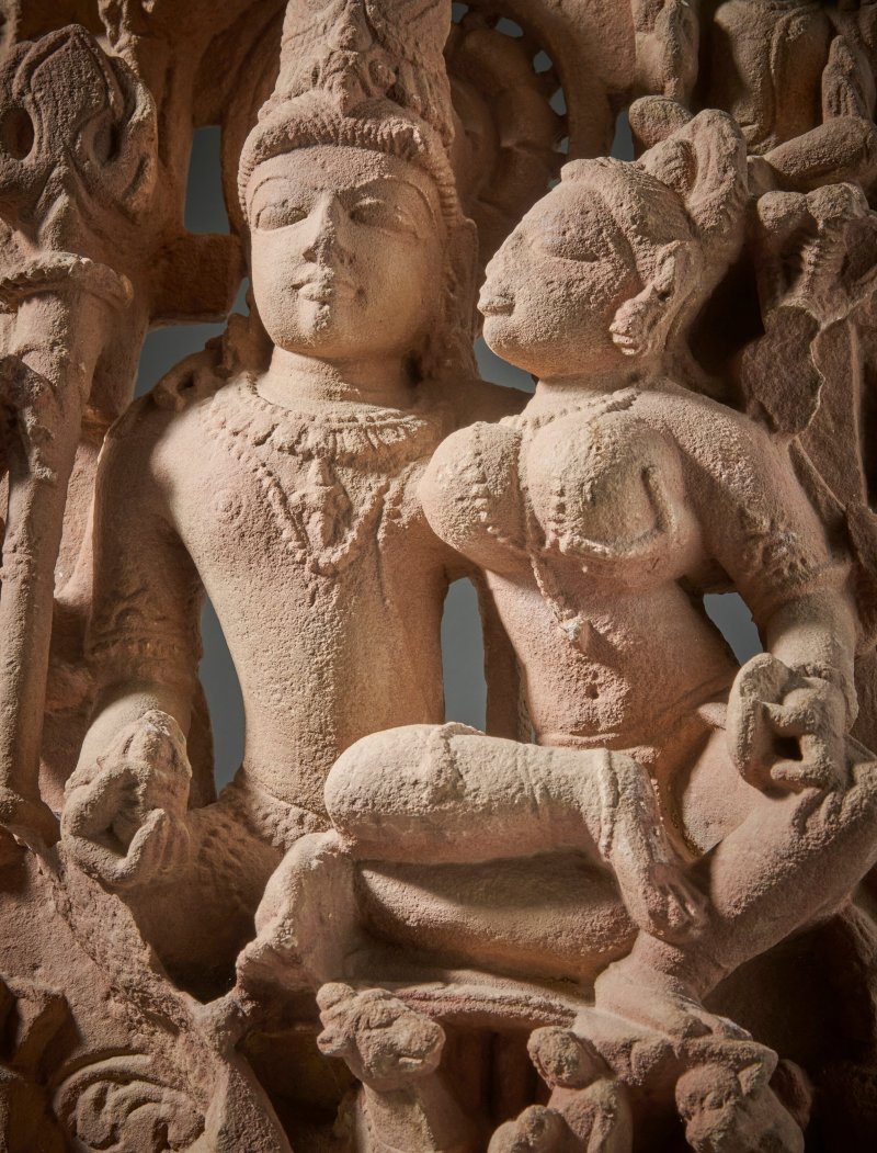 A SANDSTONE STELE OF UMA MAHESHVARA  CENTRAL INDIA, CIRCA 11TH CENTURY - 图3