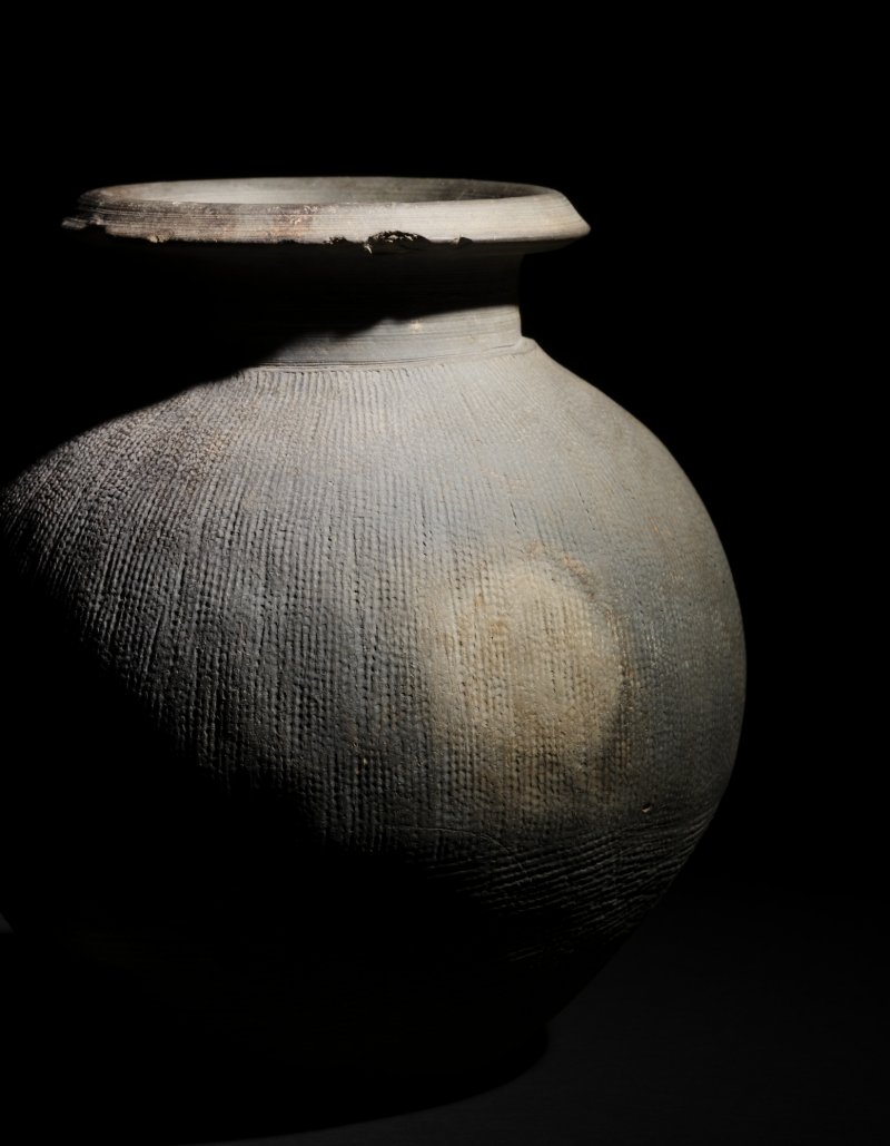The Sir Percival David pottery jar, Zhou dynasty; imperially inscribed with Qianlong’s poem Yong Tao Zun (“Ode to a Pottery Zun”), very likely composed for this vessel and dated to the summer of the jichou year (1769) |  周　印紋灰陶尊　刻清高宗御製詩〈詠陶尊〉　《乾隆己丑夏御題》款　「德充符」印 - 图8