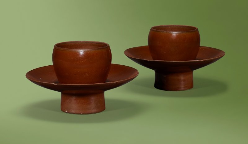 A PAIR OF DING PERSIMMON-GLAZED CUP STANDS  CHINA, NORTHERN SONG-JIN DYNASTY (960-1234) - 图2