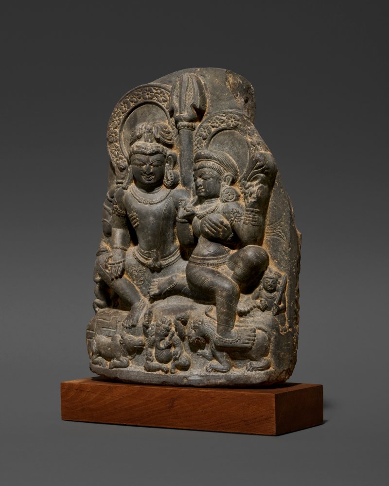 A BLACKSTONE STELE OF UMA MAHESHVARA  NORTHEAST INDIA, PRE-PALA PERIOD, CIRCA 7TH CENTURY - 图3