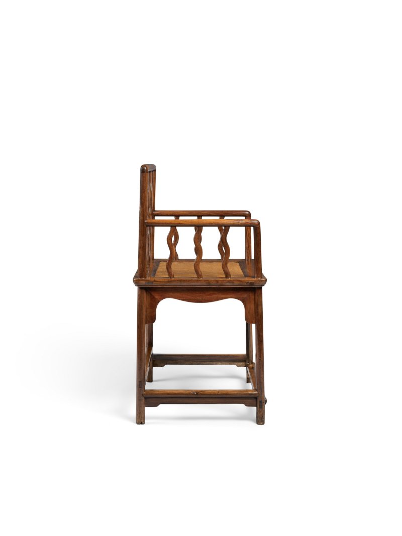 A RARE HUANGHUALI ‘S-SPINDLE’ LOW-BACK ARMCHAIR  CHINA, 17TH-18TH CENTURY - 图4