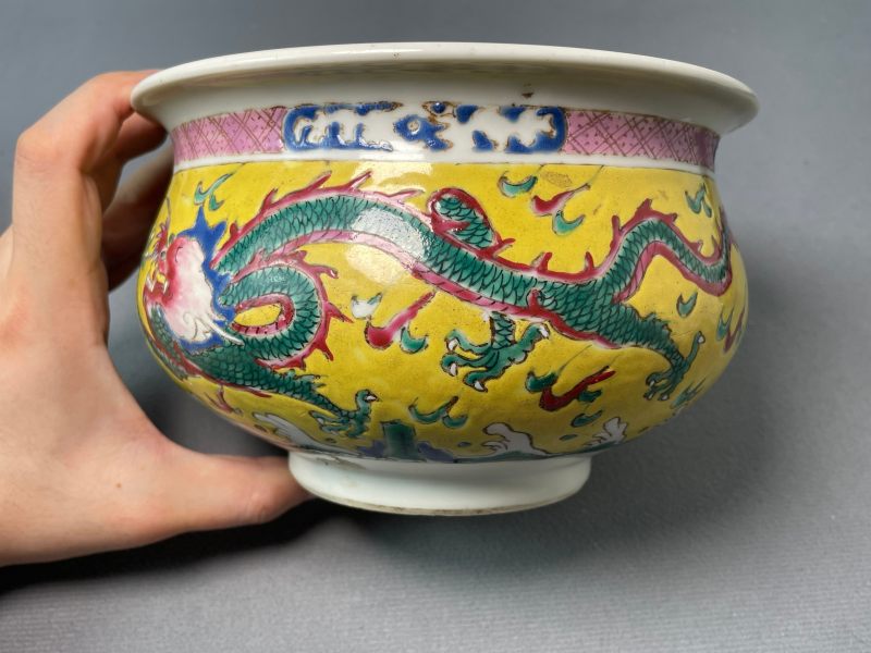 清雍正 黄地粉彩双龙捧寿图香炉 - 图5