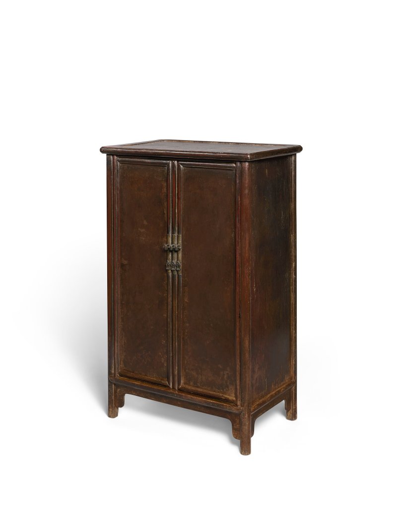 A RARE HUAMU BURL AND HUANGHUALI SLOPING-STILE CABINET  CHINA, 17TH-18TH CENTURY - 图7