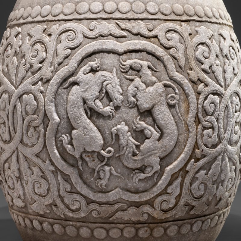 A RARE PAIR OF IMPERIAL WHITE MARBLE DRUM STOOLS  CHINA, 17TH CENTURY - 图6