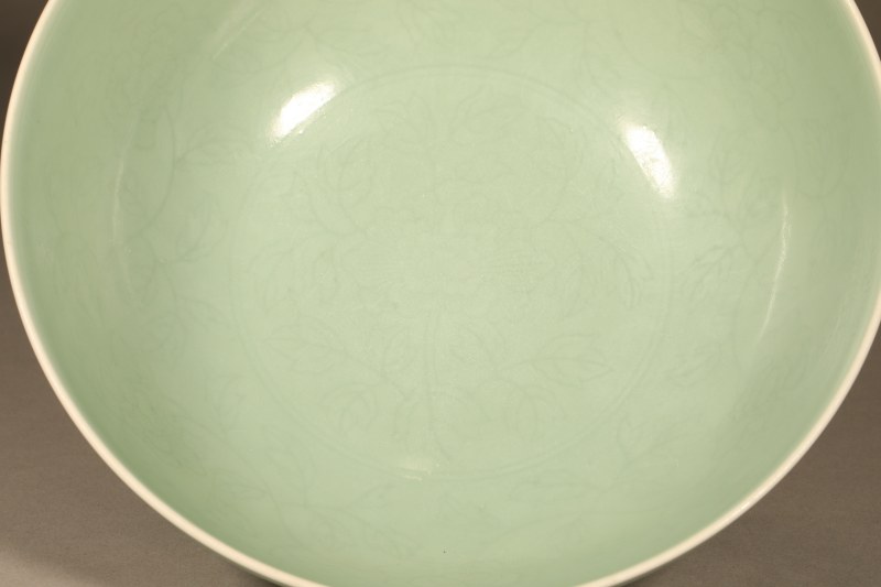 清雍正 豆青釉暗刻缠枝花卉碗 - 图5