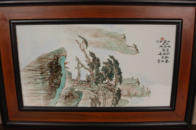 王锡良绘浅绛古松奇峰瓷板 - 图3
