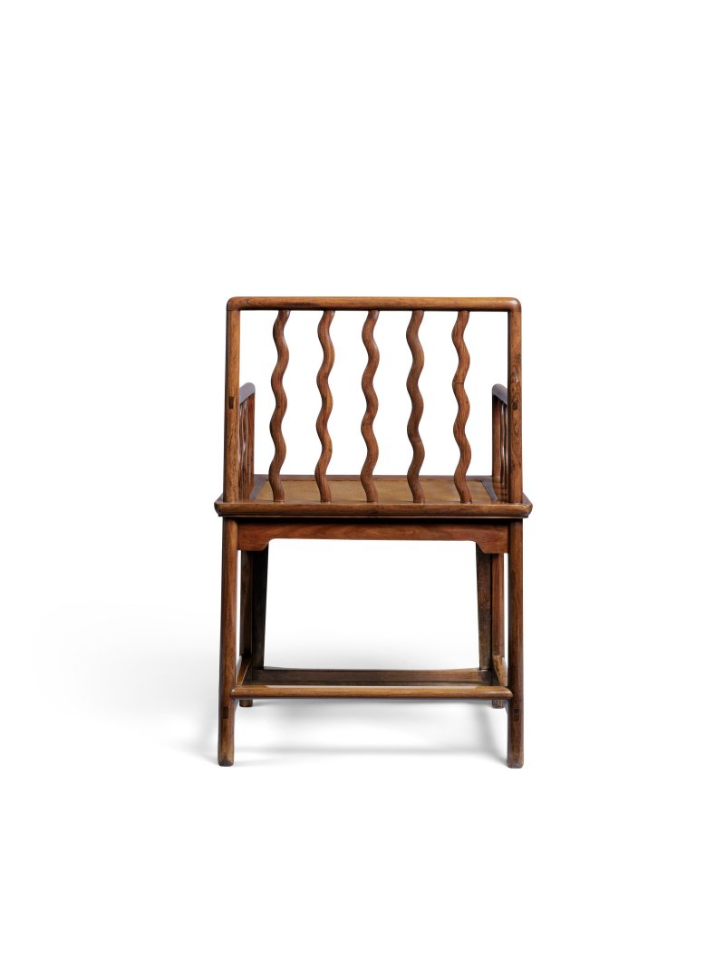 A RARE HUANGHUALI ‘S-SPINDLE’ LOW-BACK ARMCHAIR  CHINA, 17TH-18TH CENTURY - 图5