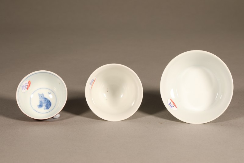 清 粉彩人物、诗文、矾红青花茶杯 - 图3