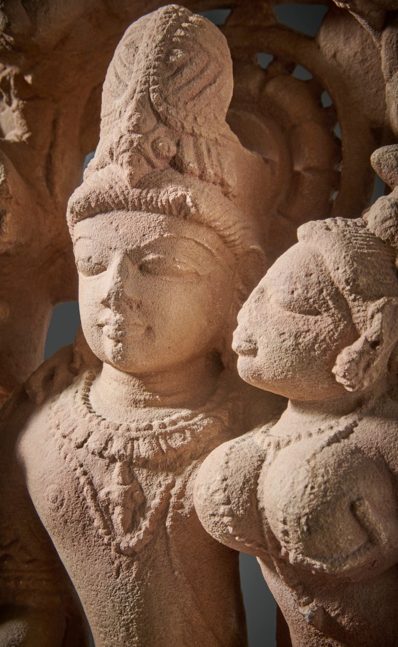 A SANDSTONE STELE OF UMA MAHESHVARA  CENTRAL INDIA, CIRCA 11TH CENTURY - 图4