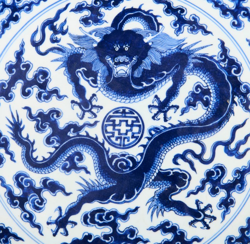 A RARE LARGE BLUE AND WHITE ‘DRAGON’ DISH  CHINA, QING DYNASTY, YONGZHENG SIX-CHARACTER MARK WITHIN A DOUBLE CIRCLE IN UNDERGLAZE BLUE AND OF THE PERIOD (1723-1735) - 图3