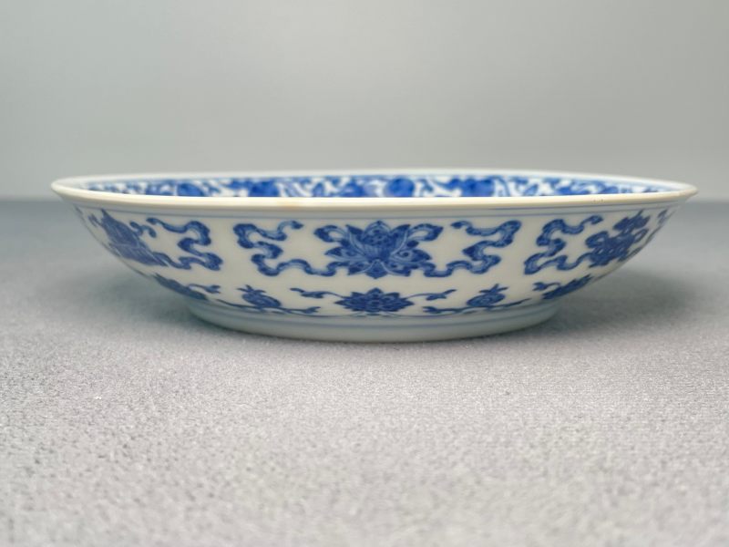 清乾隆 青花缠枝莲托八宝纹盘 - 图3