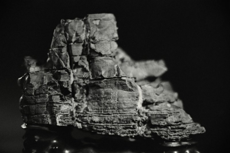 The Ruan Yuan–Duanfang ‘Vulture Crag’ scholar’s rock, Ming dynasty;  the rock inscribed by Ruan Yuan, dated the first year of the Jiaqing reign (1796); the accompanying wood stand inscribed Taozhai qinggong and Duanfang |  明　「鷲巖」石供　清嘉慶元年（1796年）　 阮元題銘　  木座「陶齋清供」、「端方」款 - 图3