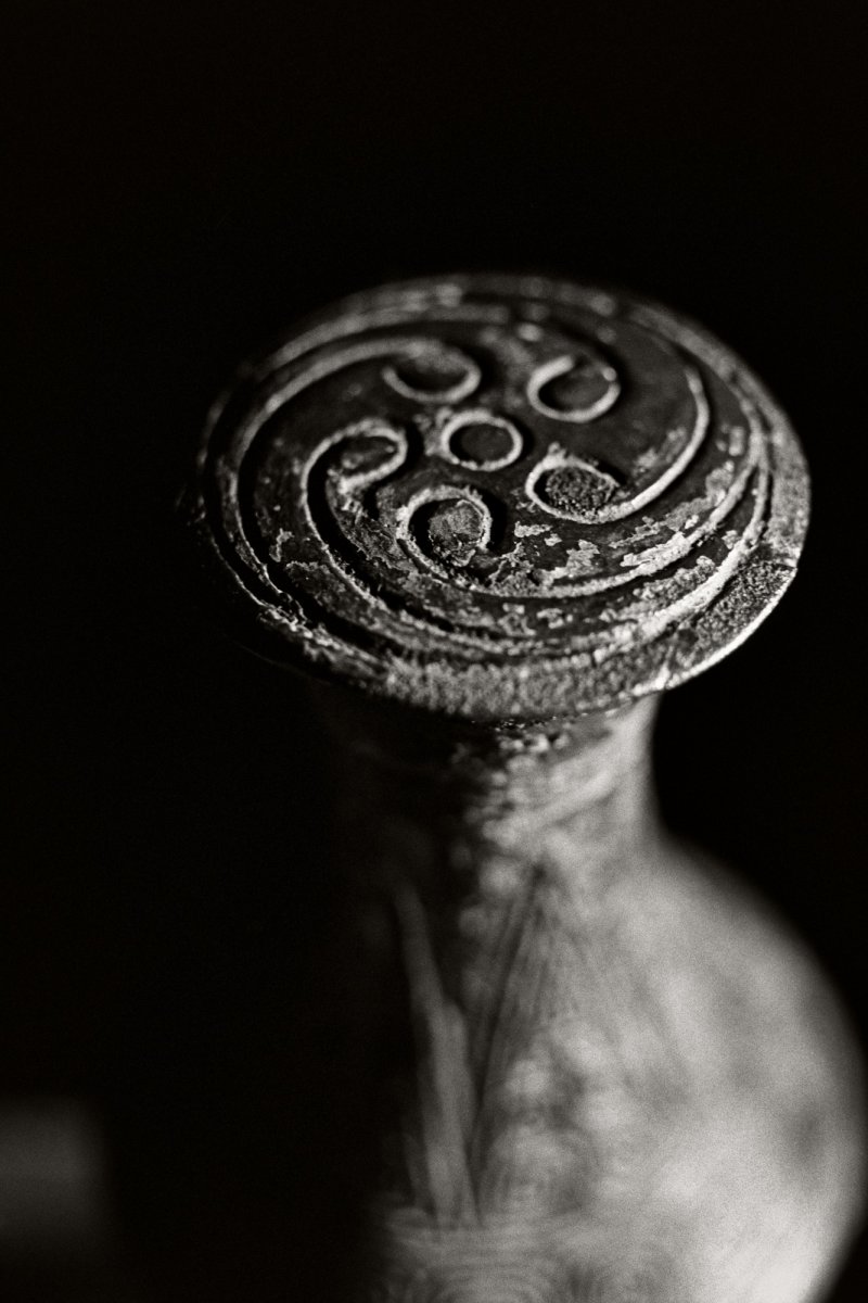 The T.Y. King Jia, a highly important and exceptionally large archaic bronze royal wine vessel, Late Shang dynasty, early Yinxu (Anyang) period, 14th–13th century BC | 商末　安陽殷墟早期　公元前十四至十三世紀　元斝 - 图4