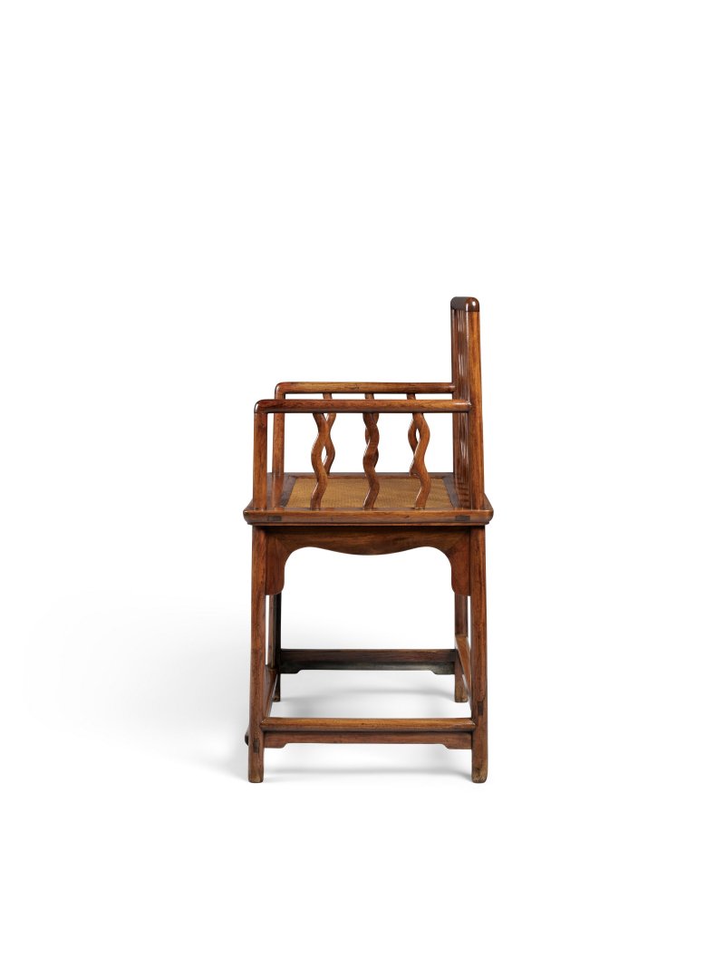 A RARE HUANGHUALI ‘S-SPINDLE’ LOW-BACK ARMCHAIR  CHINA, 17TH-18TH CENTURY - 图6