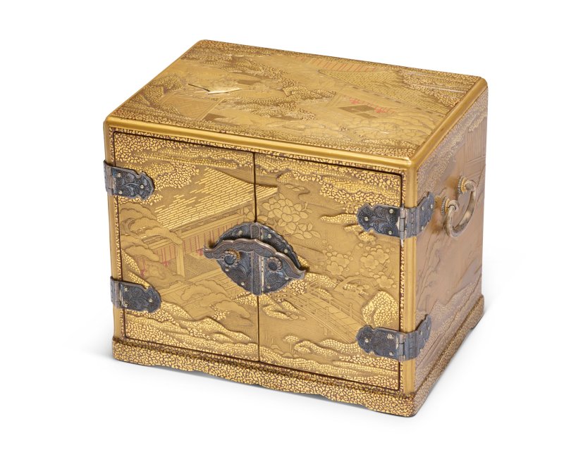 A GOLD LACQUER KODANSU (SMALL CABINET)  JAPAN, MEIJI-TAISHO PERIOD (LATE 19TH-EARLY 20TH CENTURY)