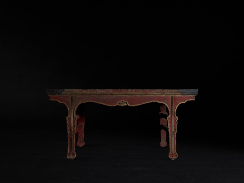 A rare imperial cinnabar lacquer and silver-fitted table, Early Qing dynasty | 清初　御製紅漆銀包角鏨花插肩榫劍腿供案 - 图6