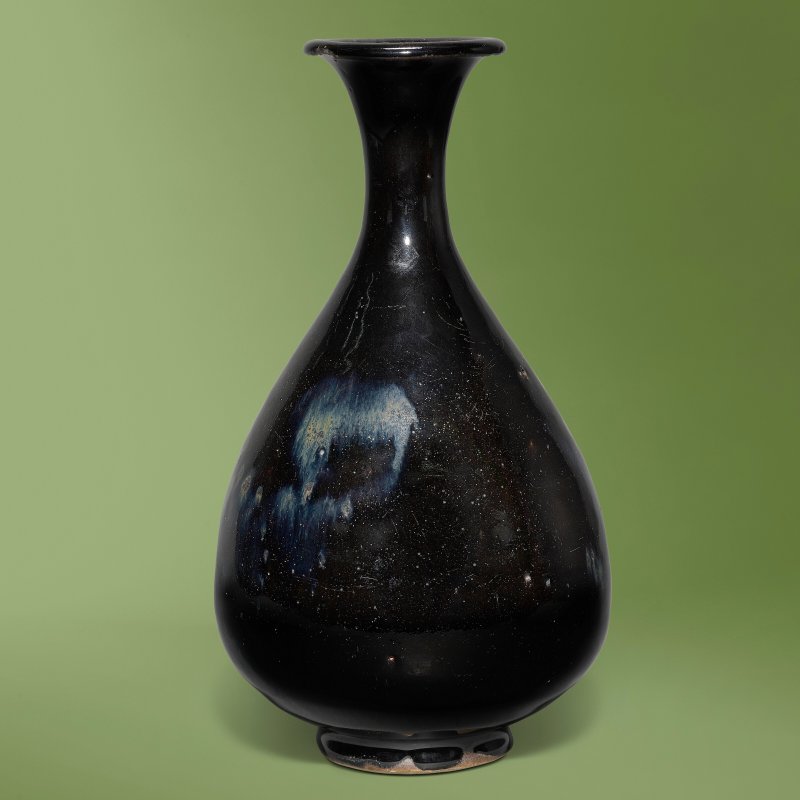 A CIZHOU-TYPE RUSSET-SPLASHED BLACK-GLAZED PEAR-SHAPED VASE, YUHUCHUNPING  CHINA, JIN DYNASTY (1127-1234) - 图1