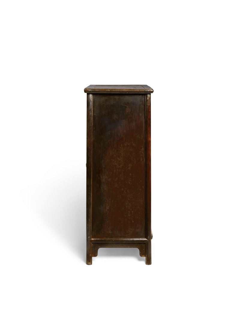 A RARE HUAMU BURL AND HUANGHUALI SLOPING-STILE CABINET  CHINA, 17TH-18TH CENTURY - 图4