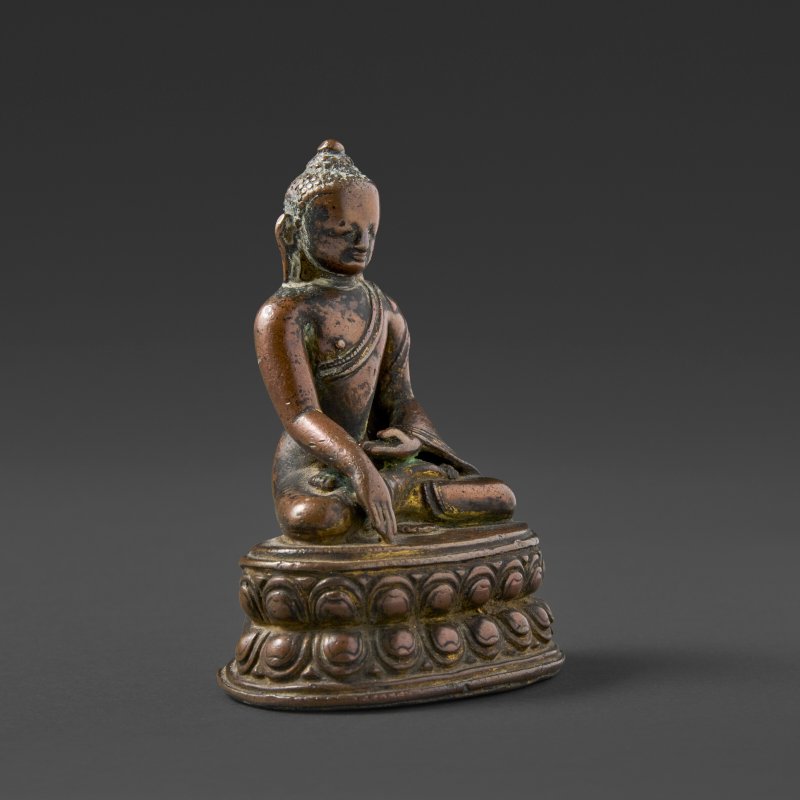 A COPPER ALLOY FIGURE OF SHAKYAMUNI BUDDHA  NEPAL, 12TH-13TH CENTURY - 图2
