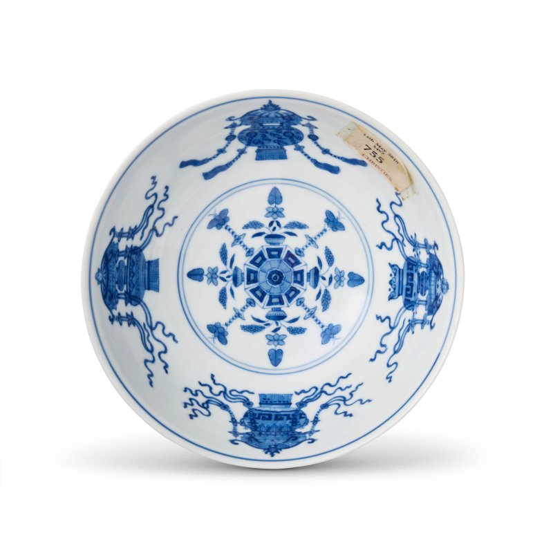 A FAMILLE ROSE SGRAFFIATO RUBY-GROUND 'MEDALLION' BOWL  CHINA, QING DYNASTY, DAOGUANG SIX-CHARACTER SEAL MARK IN UNDERGLAZE BLUE AND OF THE PERIOD (1821-1850) - 图5