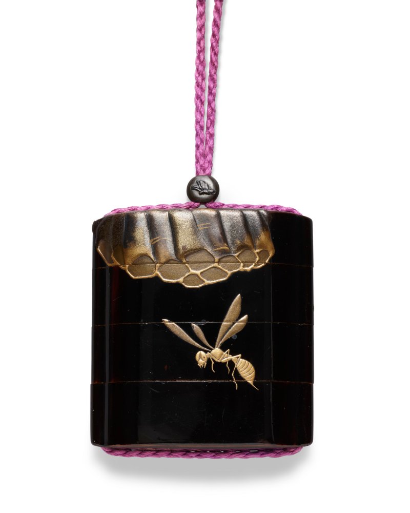 A BLACK LACQUER THREE-CASE INRO  JAPAN, MEIJI PERIOD (LATE 19TH-EARLY 20TH CENTURY), SIGNED REISAI UTSUSU (SHIBATA REISAI;1850-1915) - 图2