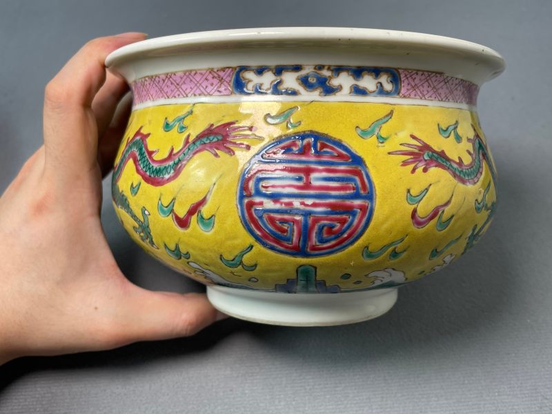 清雍正 黄地粉彩双龙捧寿图香炉 - 图7