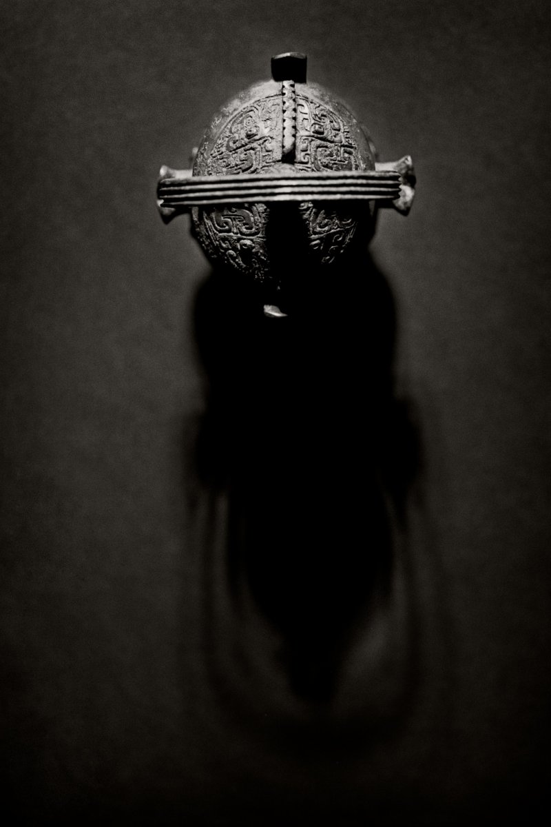 An exquisite and remarkably rare miniature bronze royal ritual wine vessel and cover, You, Late Shang dynasty | 商晚期 青銅弄器提梁卣 - 图2