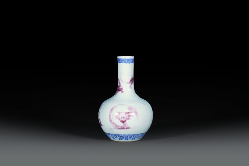 清乾隆 青花釉里红龙纹天球瓶