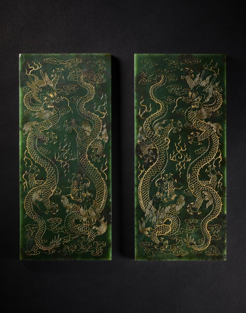 Two gilt-inscribed leaves from a spinach-green jade book, Qing dynasty, Qianlong period, dated to the gengxu year (corresponding to 1790) | 清乾隆庚戌年（1790年）　碧玉描金御筆《四得論》冊兩片　「八徵耄念」、「自彊不息」印 - 图1