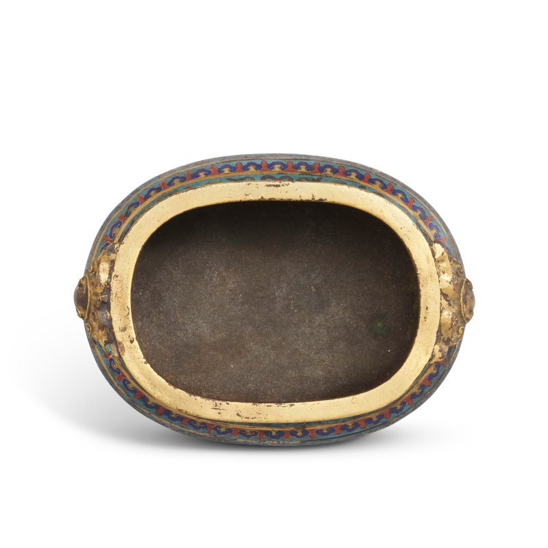 A SMALL CLOISONNÉ ENAMEL TWO-HANDLED OVOID 'LOTUS' CENSER  CHINA, QING DYNASTY, QIANLONG CAST FOUR-CHARACTER MARK WITHIN A SQUARE AND OF THE PERIOD (1736 - 1795) - 图6