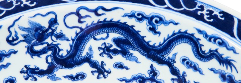 A RARE LARGE BLUE AND WHITE ‘DRAGON’ DISH  CHINA, QING DYNASTY, YONGZHENG SIX-CHARACTER MARK WITHIN A DOUBLE CIRCLE IN UNDERGLAZE BLUE AND OF THE PERIOD (1723-1735) - 图4