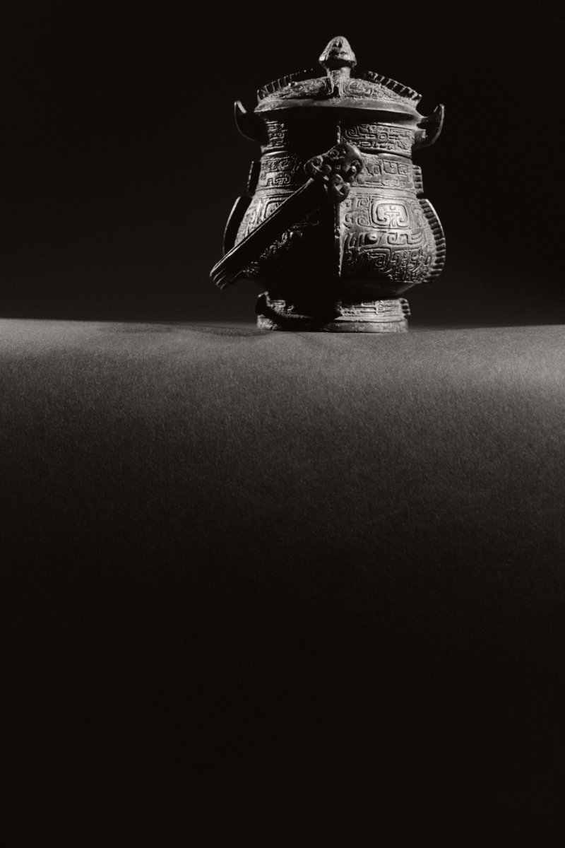 An exquisite and remarkably rare miniature bronze royal ritual wine vessel and cover, You, Late Shang dynasty | 商晚期 青銅弄器提梁卣 - 图3