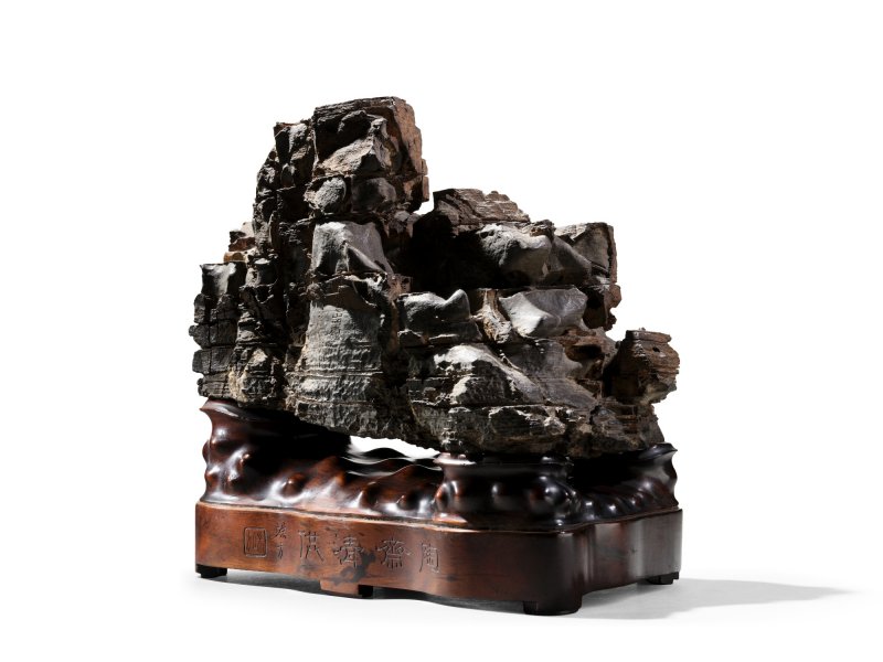 The Ruan Yuan–Duanfang ‘Vulture Crag’ scholar’s rock, Ming dynasty;  the rock inscribed by Ruan Yuan, dated the first year of the Jiaqing reign (1796); the accompanying wood stand inscribed Taozhai qinggong and Duanfang |  明　「鷲巖」石供　清嘉慶元年（1796年）　 阮元題銘　  木座「陶齋清供」、「端方」款 - 图4