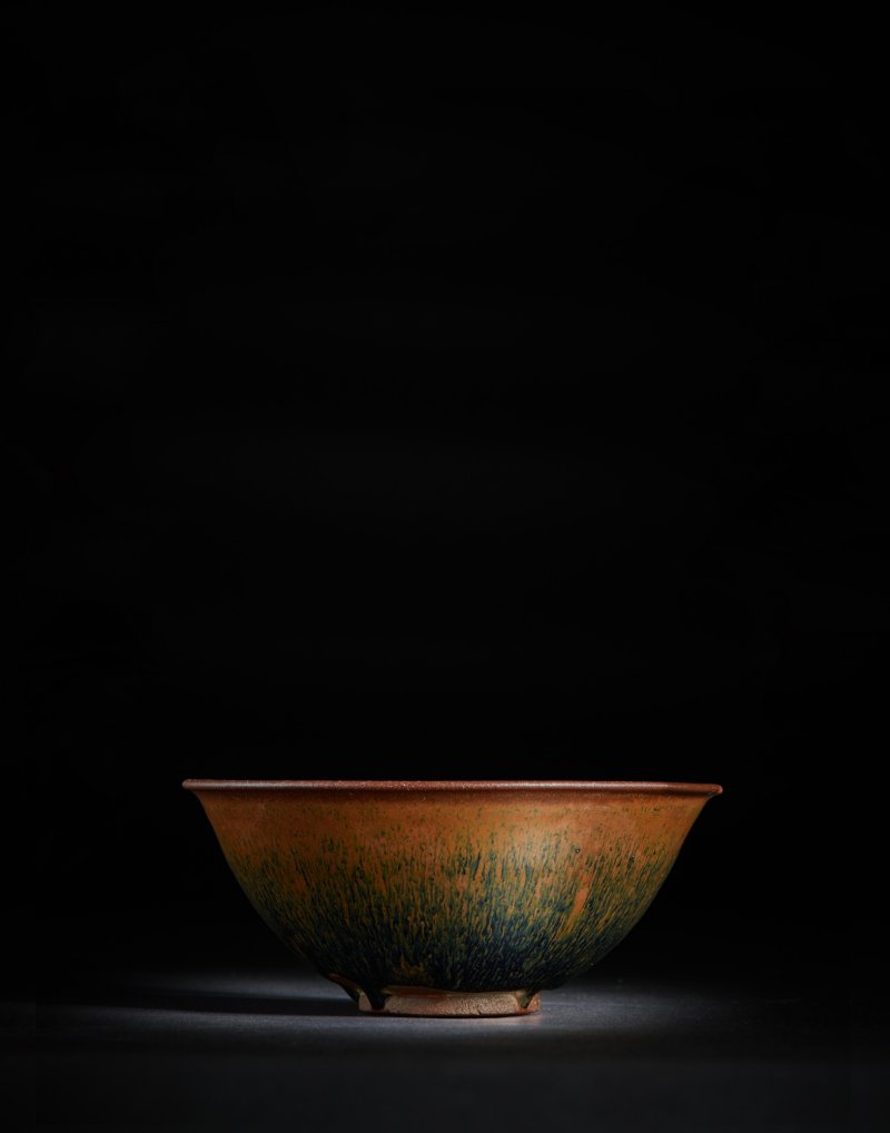 A large heirloom Jian 'hare's fur' temmoku tea bowl, Song dynasty | 宋 建窰兔毫天目斗笠盌 - 图1