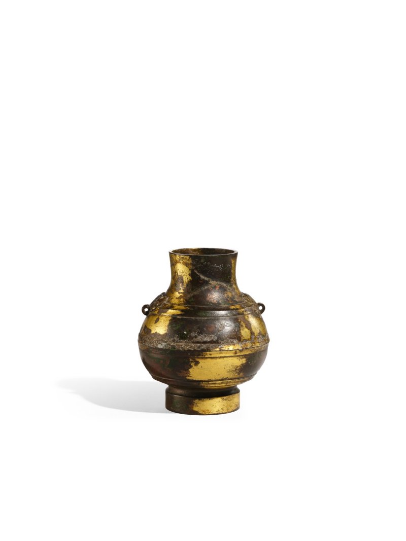 A small archaistic parcel-gilt bronze jar, hu, Ming dynasty | 明　灑金銅舖首壺 - 图1