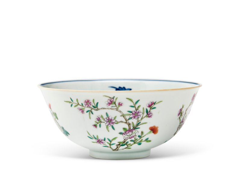 A FAMILLE ROSE AND BLUE AND WHITE 'FLORAL' BOWL  CHINA, QING DYNASTY, DAOGUANG SIX-CHARACTER SEAL MARK IN UNDERGLAZE BLUE AND OF THE PERIOD (1821-1850) - 图2