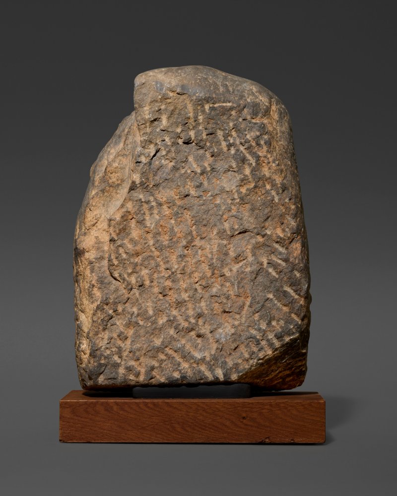 A BLACKSTONE STELE OF UMA MAHESHVARA  NORTHEAST INDIA, PRE-PALA PERIOD, CIRCA 7TH CENTURY - 图5