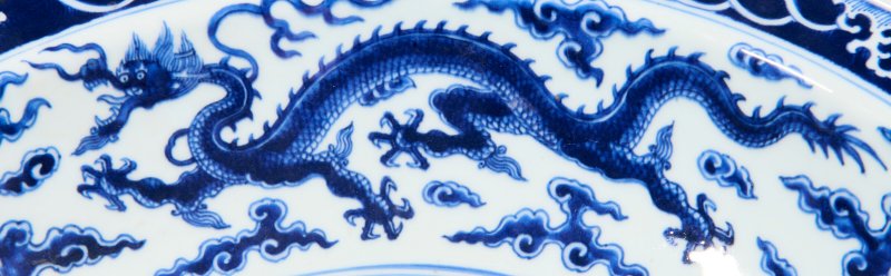 A RARE LARGE BLUE AND WHITE ‘DRAGON’ DISH  CHINA, QING DYNASTY, YONGZHENG SIX-CHARACTER MARK WITHIN A DOUBLE CIRCLE IN UNDERGLAZE BLUE AND OF THE PERIOD (1723-1735) - 图5