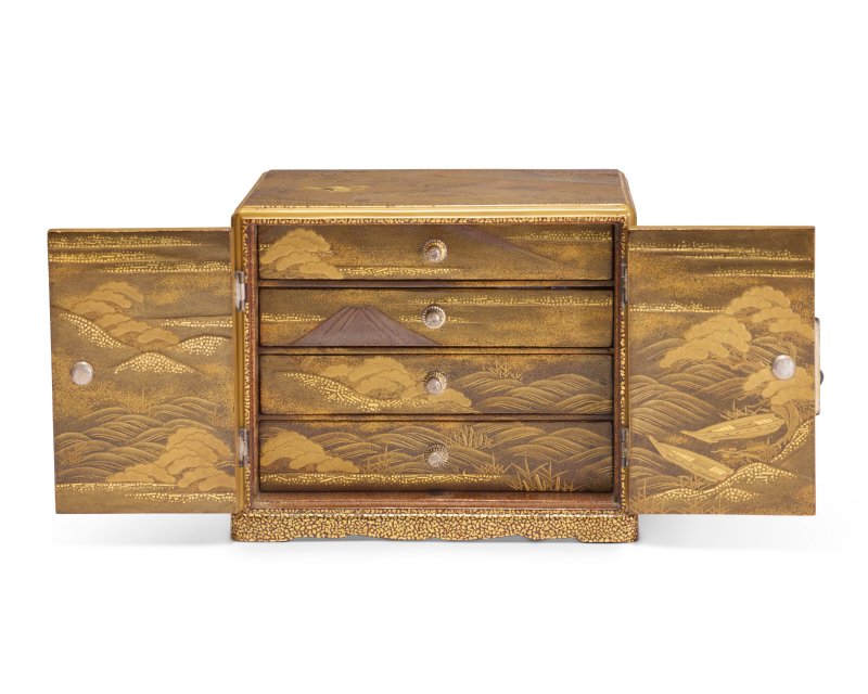 A GOLD LACQUER KODANSU (SMALL CABINET)  JAPAN, MEIJI-TAISHO PERIOD (LATE 19TH-EARLY 20TH CENTURY) - 图2