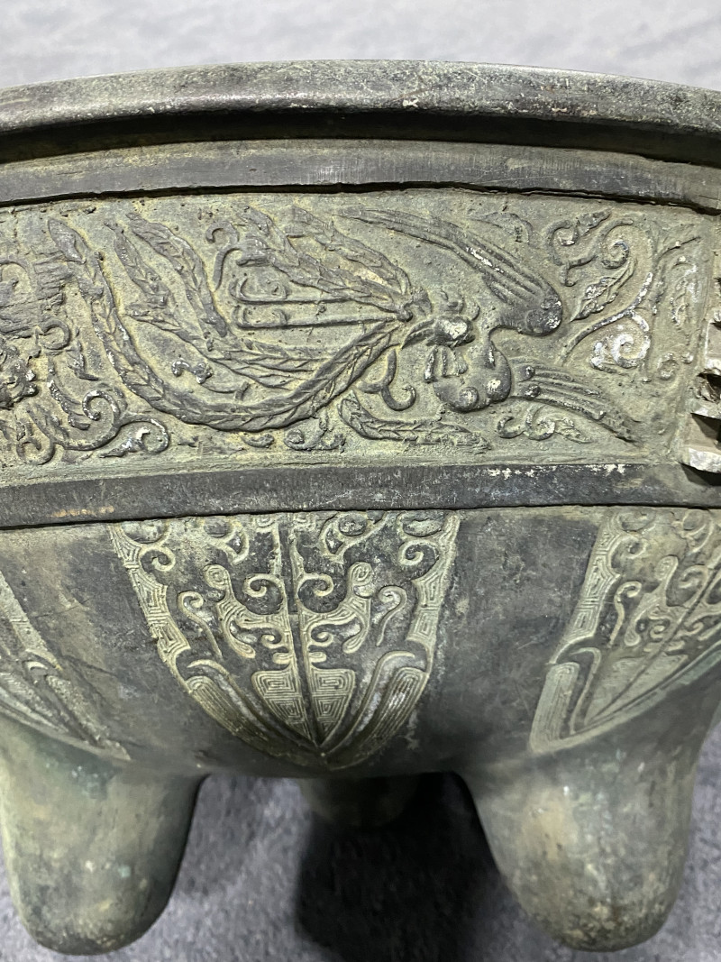 清 铜蕉叶瑞兽纹三足大炉 - 图15