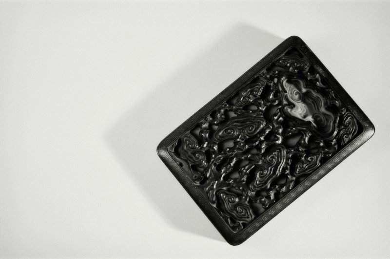 An imperially inscribed songhua inkstone with original zitan fitted box, Qing dynasty, Kangxi period | 清康熙　御銘松花石「九如」硯　「康熙」、「御銘」印　原配紫檀透雕靈芝如意紋硯盒 - 图2