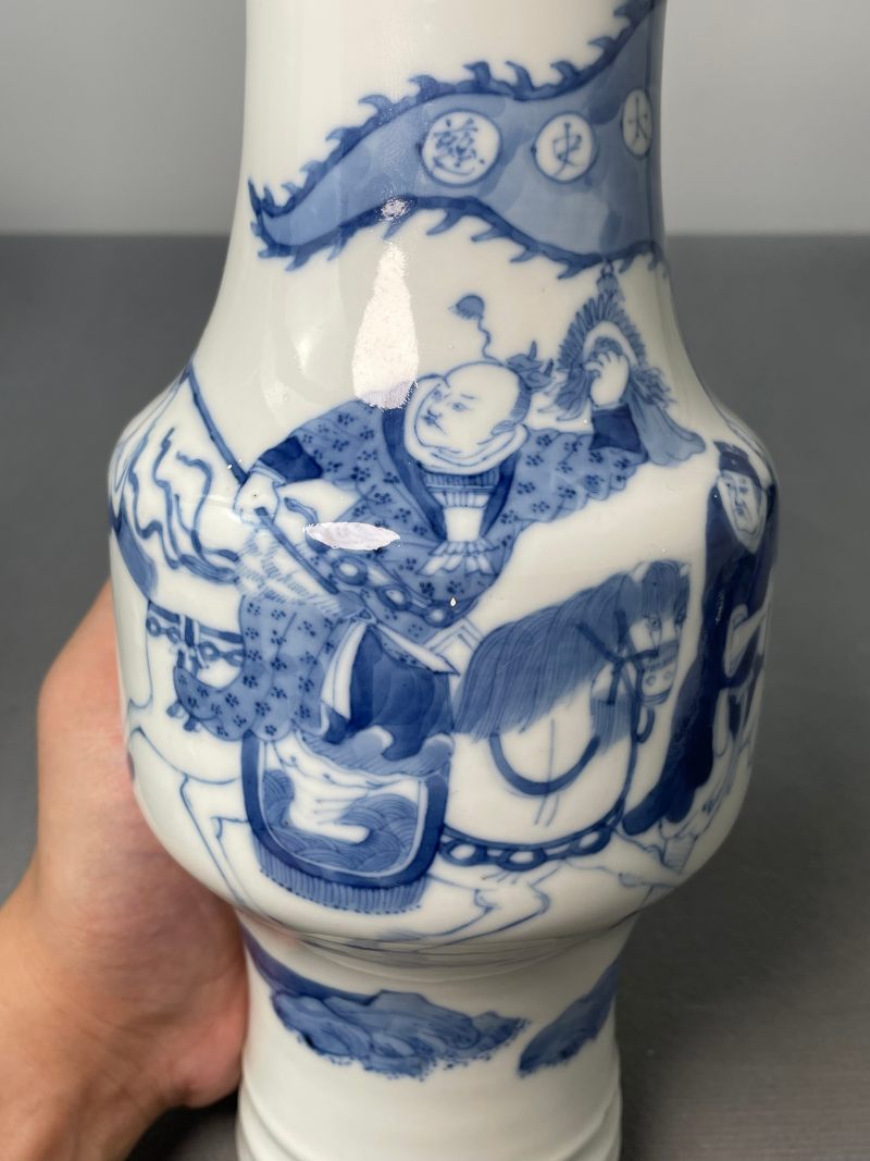 清光绪 青花“三国演义孙策大战太史慈”人物橄榄瓶 - 图7