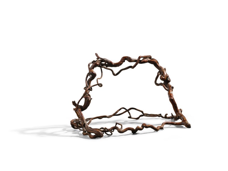 An inscribed rootwood stand, Signed Gengyan sanren and Shigu, Qing dynasty, Kangxi period | 清康熙　隨形奇木帖架　「耕烟散人」、「石谷」 款 - 图1