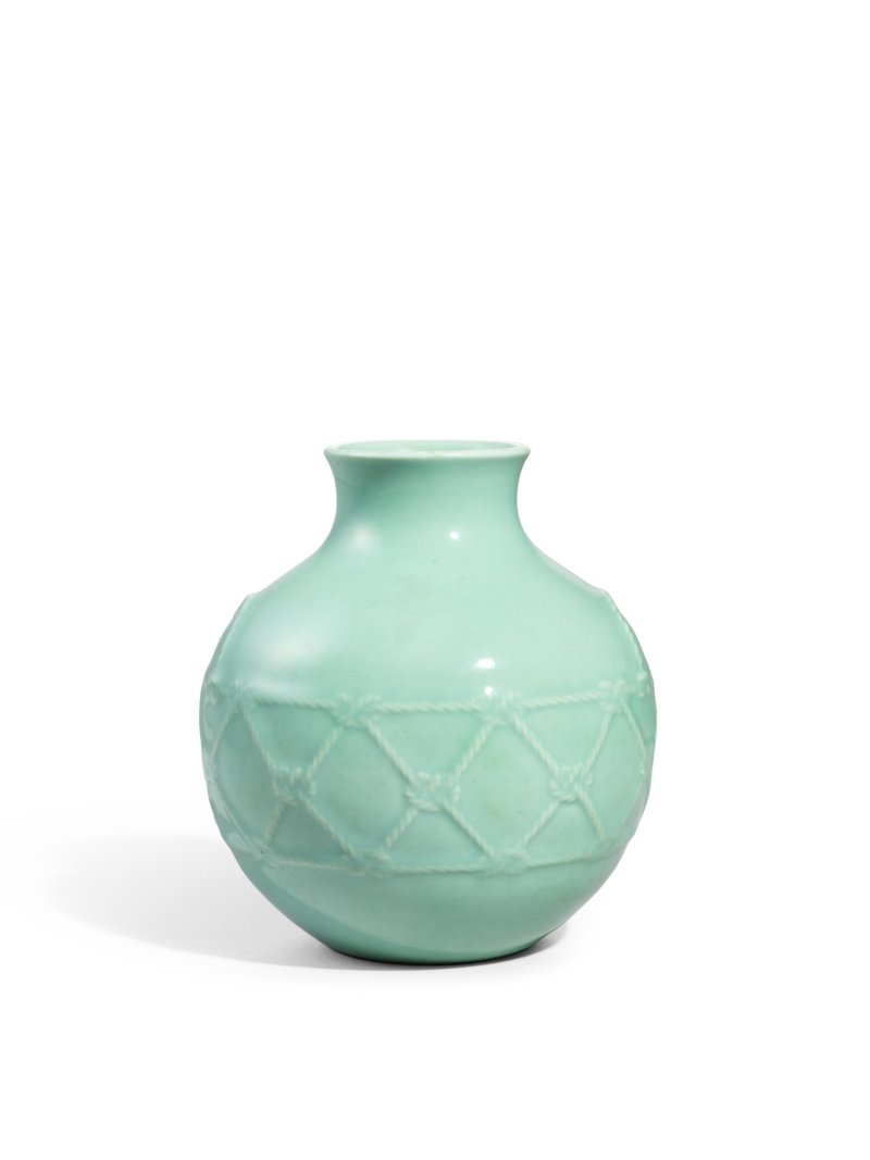 A very rare apple-green enamelled ‘rope-twist’ globular vase, Seal mark and period of Yongzheng | 清雍正　蘋果綠彩釉繩紋壺　《大清雍正年製》款 - 图1