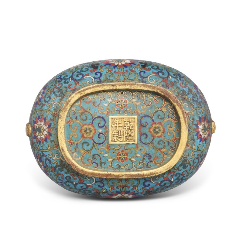 A SMALL CLOISONNÉ ENAMEL TWO-HANDLED OVOID 'LOTUS' CENSER  CHINA, QING DYNASTY, QIANLONG CAST FOUR-CHARACTER MARK WITHIN A SQUARE AND OF THE PERIOD (1736 - 1795) - 图7