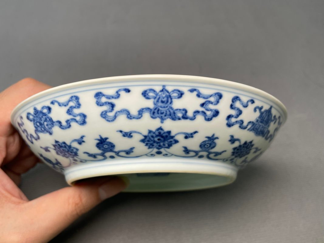 清乾隆 青花缠枝莲托八宝纹盘 - 图6
