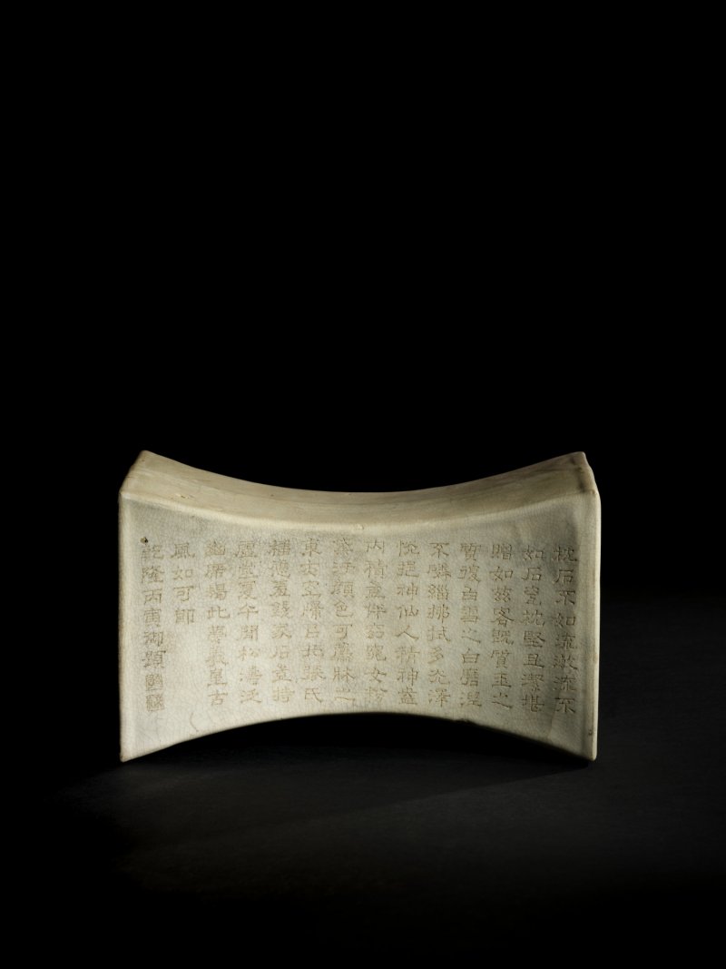 A very rare imperially inscribed white-glazed ingot-shaped pillow, Song dynasty; Inscription dated to the bingyin year of the Qianlong period (1746) | 宋　乾隆御題白瓷錠形枕 《乾隆丙寅御題》款 「乾」「隆」印 - 图1