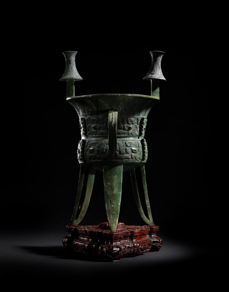 The T.Y. King Jia, a highly important and exceptionally large archaic bronze royal wine vessel, Late Shang dynasty, early Yinxu (Anyang) period, 14th–13th century BC | 商末　安陽殷墟早期　公元前十四至十三世紀　元斝 - 图6