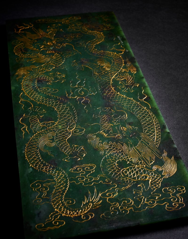 Two gilt-inscribed leaves from a spinach-green jade book, Qing dynasty, Qianlong period, dated to the gengxu year (corresponding to 1790) | 清乾隆庚戌年（1790年）　碧玉描金御筆《四得論》冊兩片　「八徵耄念」、「自彊不息」印 - 图3