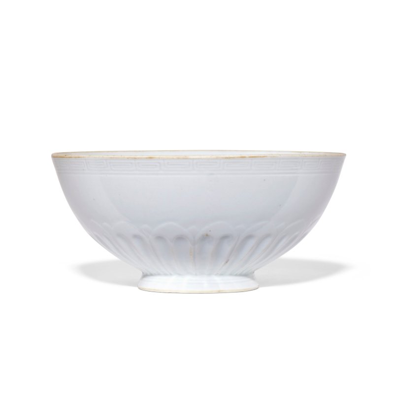A WHITE-GLAZED MING-STYLE ' LIANZI ' BOWL  CHINA, QING DYNASTY, QIANLONG SIX-CHARACTER SEAL MARK IN UNDERGLAZE BLUE AND OF THE PERIOD (1736-1795) - 图2
